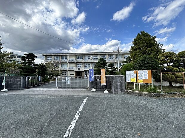 北浜中学校（約1,300m）