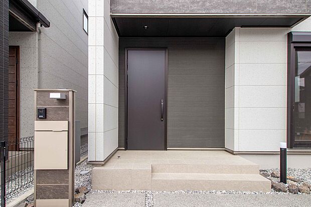 【No.4　宅配ボックス】24時間いつでも荷物が届く宅配ボックスを完備。ネットショッピングを頻繁に利用する方にも、安心で便利な暮らしをお届けします。