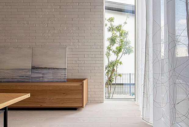 【No.1】
表情豊かなエコカラットと、窓の先に揺れる瑞々しい植栽。緻密な設計が生む光と緑の調和は、日常に安らぎをもたらします。