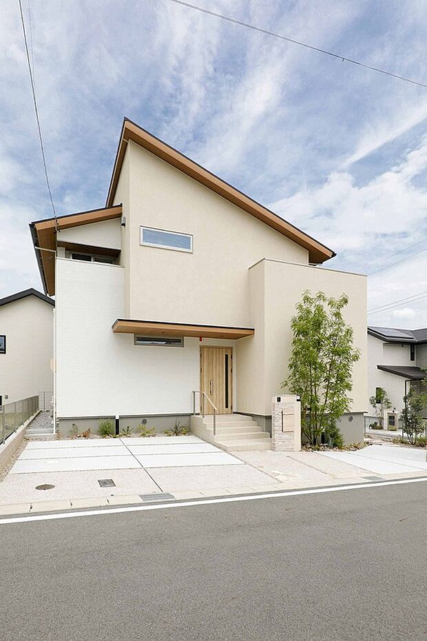 [弊社施工例]
ナチュラルモダンな外観。人気のデザインです