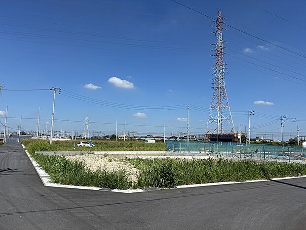 前面道路はゆとりの幅6mを確保。対向車とのすれ違いや毎日の車の出し入れもスムーズで安心です。