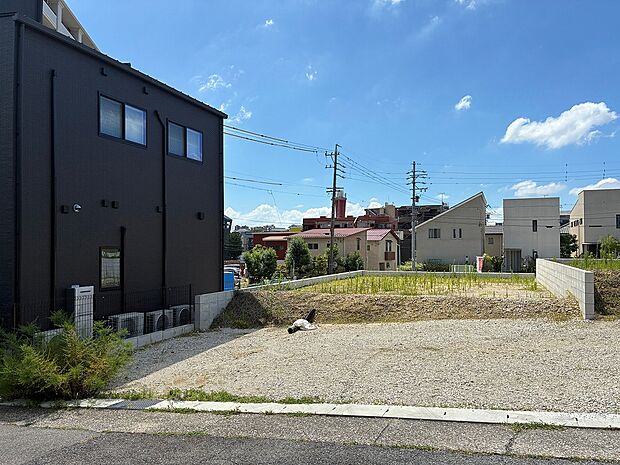 [No.4]
前面道路はゆとりの幅6.5mを確保。北側からも光と風が抜ける、爽快な高台の邸宅地です。