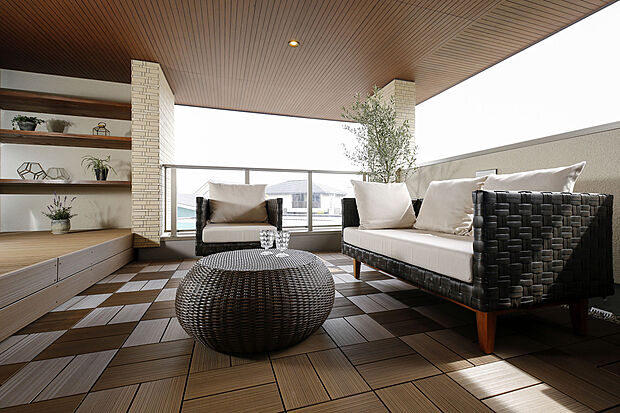 【【大府展示場】 】スキップリビングからつながる2階バルコニーをアウトドアリビングに。周りの視線をきにすることなく、家族や友人とここちよい時間を過ごすことができます