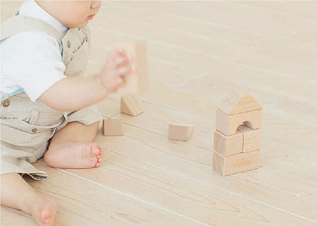 【■ガス温水床暖房】温水パイプを流れるお湯が、床からお部屋全体をムラなく温めます。足元から温められるので、冬場の乾燥が気になるお顔やノドにもやさしいです。(参考写真)