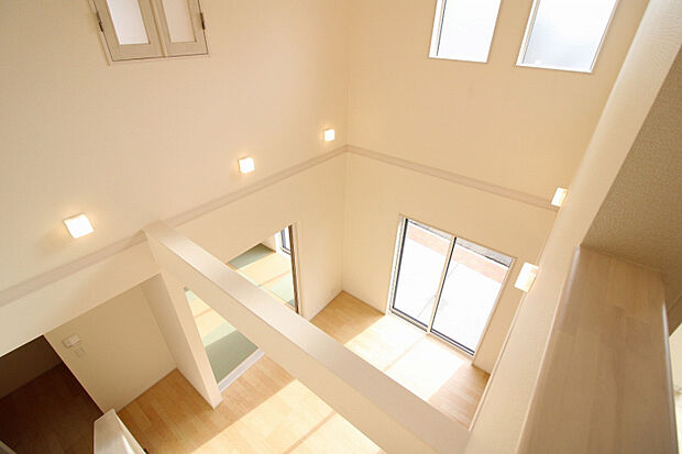 吹抜（2025年12月撮影）　吹抜からたっぷりと差し込む自然光が、リビングダイニングをより明るく開放的に演出します。