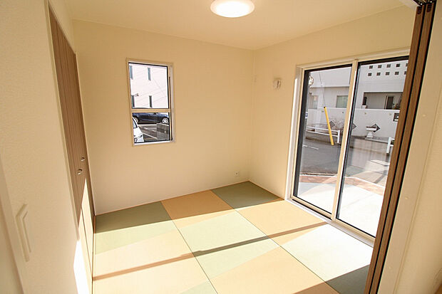 【和室（2025年12月撮影）】お子様の遊び場や来客時の客間など、ライフスタイルに合わせて自由に使える和室です。