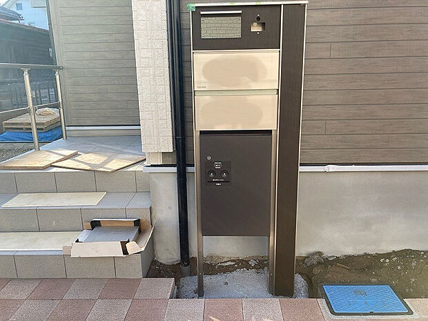 【販売現地写真(2026年2月撮影)】不在時でも荷物を受け取れる、うれしい宅配ボックス付きです。