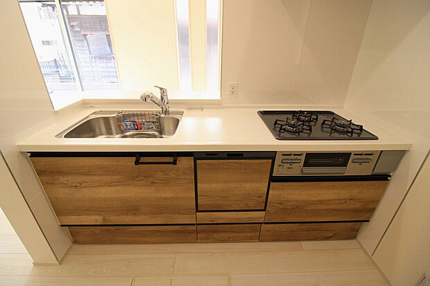 【キッチン(2026年3月撮影)】ビルトイン食洗機や浄水器など、毎日の家事をラクにする嬉しい設備が充実しています。