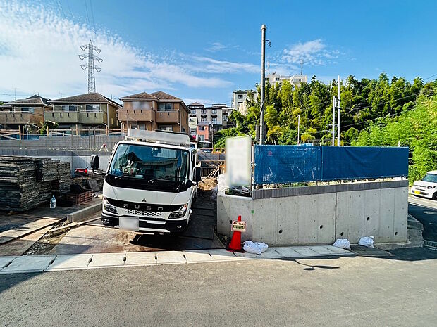 【現況/3号棟】
二方向から光を取り込みやすく、陽当たりの良さが魅力。室内に自然光が入り、明るく心地よい暮らしを楽しめます。お買い物やお子さまの送迎など、車を使うご家庭にも嬉しい立地です。