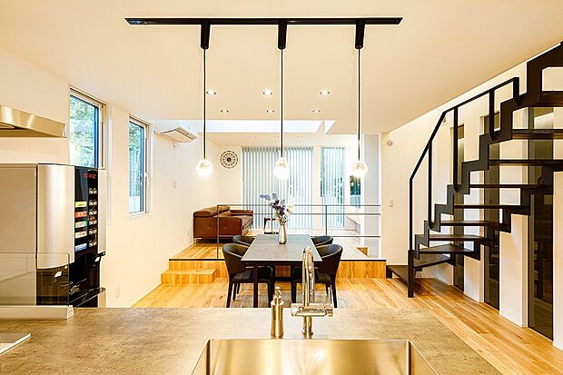 【【ショールーム】】建築家は機能的で快適性な家づくりに対し、とてもこだわりを持っています。価値ある暮らしを実現するために、室内の温熱環境を考え、一年中快適な室内温度を保つような家づくりを考え設計します。