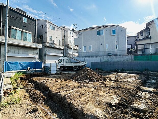 【【現地状況】】完成前の今だからこそ、周辺の住環境や前面道路の雰囲気、日当たりなどを納得いくまでじっくりご確認!条件の良い区画や間取りを優先的にご検討いただけるのは、早期のお問い合わせならでは♪