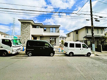 【前面道路含む外観】