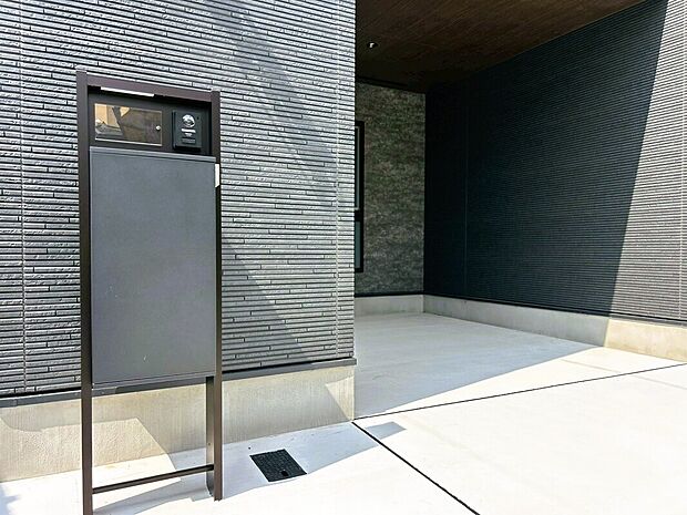 【【宅配ボックス】】こちらの写真は、同社が手掛けた施工例です。実際の住まいづくりをイメージしていただきやすいよう、掲載しております。間取りや仕様の一例として、空間の使い方や内装の雰囲気など、参考としてご覧ください。