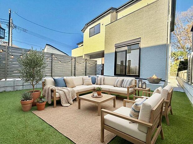 人工芝が心地よい広々とした庭は、家族の笑顔が弾むアウトドアリビング。おしゃれなソファとファイヤーピットで、特別な時間を過ごしませんか。※家具等CG加工があります。