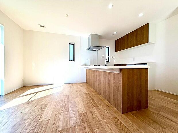 【キッチン】家族の笑顔が生まれる、広々としたシステムキッチン。シンク、コンロ、調理台が揃い、毎日の家事がスムーズに進みます。豊富な収納も魅力です。