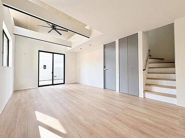 【リビング】
階段下収納でいつでもすっきりとしたリビング。