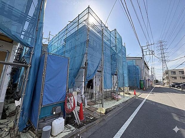 建設中の新築物件が並ぶ、明るい日差しの街並みです。新しい家族の暮らしが始まるこの場所で、未来を描いてみませんか。