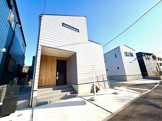 【現地外観写真】青空に映えるモダンな外観が魅力の住まい。新しい街並みで、家族の成長とともに快適な暮らしを育む理想の場所です。