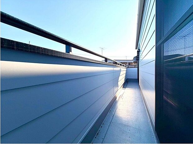 【バルコニー】陽光が降り注ぐ、開放的なバルコニー。洗濯物も気持ちよく乾き、お子様の外遊び道具を置くスペースとしても活用できます。明るい日差しが心地よい、家族のための空間です。