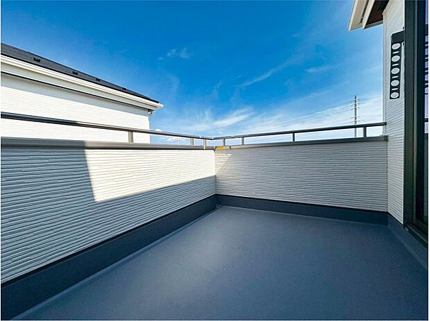 【バルコニー】陽当たりを遮る高い建物がなく閑静な住宅街です!日当たりも良く、お洗濯物やお布団もたくさん干せますね♪