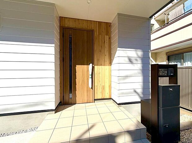 【【玄関】】温かみを感じる木目の玄関ドア。居住者の帰り、訪れる方を優しく迎えてくれます。