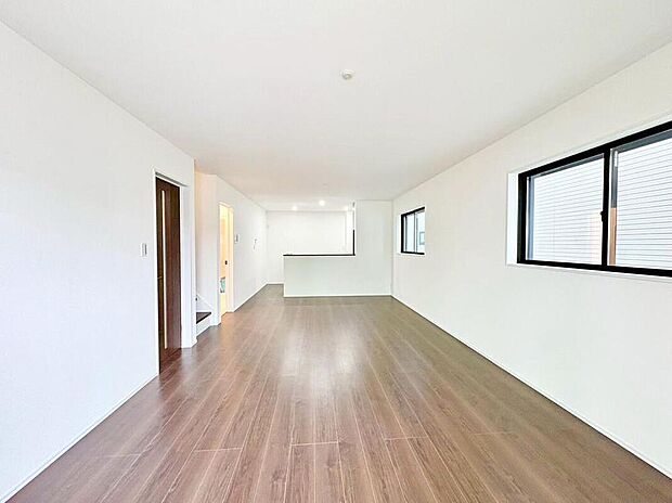 【【リビング】】ここにはみんなが集い、食事と楽しい会話が始まる。そんな束の間の幸せを感じさせてくれる場所でありたい。