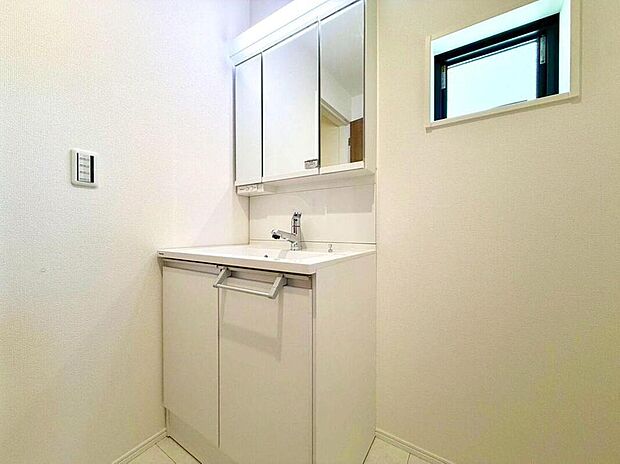 【洗面台・洗面所】清潔感あふれる洗面台は、朝の忙しい時間も家族みんなでスムーズに身支度を整えられます。鏡裏収納も充実しており、すっきり片付いた空間で一日を気持ち良くスタートできますね。