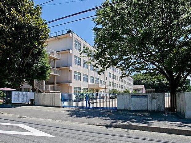 大和市立上和田中学校（約677m）