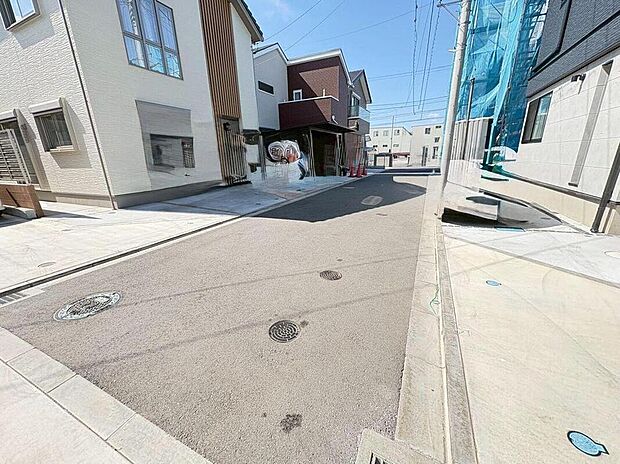 【前面道路含む現地写真】青空の下、陽光が降り注ぐ閑静な住宅街。新しい家々が並び、お子様の成長を見守る穏やかな日常がここにあります。