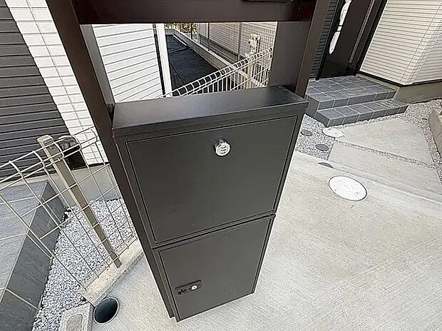 【玄関】荷物の受け取りに便利な宅配ボックス（４号棟）
