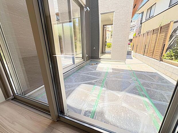 【庭】大きな窓から繋がる広々とした屋外スペース。石畳のテラスは、お子様の遊び場や家族でのバーベキューに最適。豊かな時間を過ごせます。