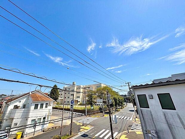 【住戸からの眺望写真】青空が広がる開放的な眺望。見晴らしの良い住戸から、穏やかな街並みを一望。子育て世代にも安心の住環境です。