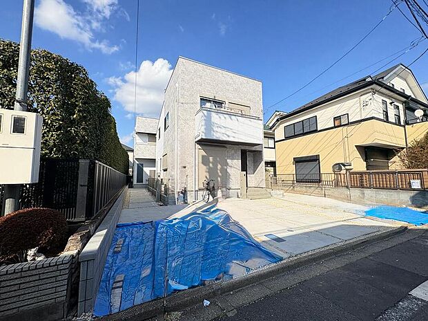 選ばれし場所に、選ばれし一邸。シンプルでありながら、どこか温かみを感じるやさしい色合いの外観。