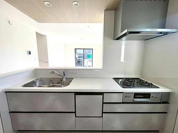 ビルトイン式食洗機を標準完備した、機能性に優れたシステムキッチン