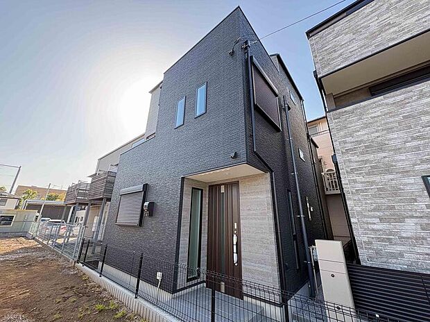 街並みに映える、ダークトーンの重厚美。都会的で洗練されたその意匠は、毎日の帰宅を最高の楽しみに変えてくれます。