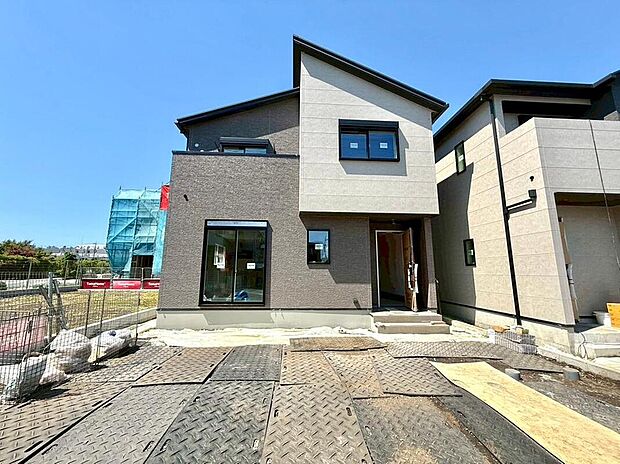 第一種低層の落ち着いた街並みに、デザイナーのこだわりが光る意匠が映えます。長期優良住宅の認定を受けた高い性能と、注文住宅のようなデザイン性が融合した、理想の邸宅です。