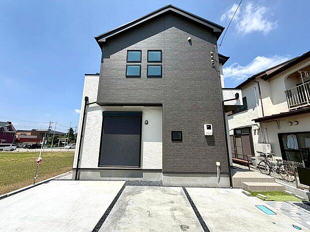 ダークトーン×ホワイト系の2色使いがモダンでお洒落な外観。第一種中高層地域で周囲に遮るものが少なく、美しい佇まいがいっそう際立つこだわりの住まいです。