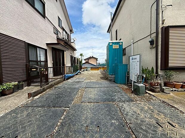 4ｍ間口のゆとりあるカースペースは2台駐車可能！
ブラックのシックな佇まいなデザイナーズ住宅！
