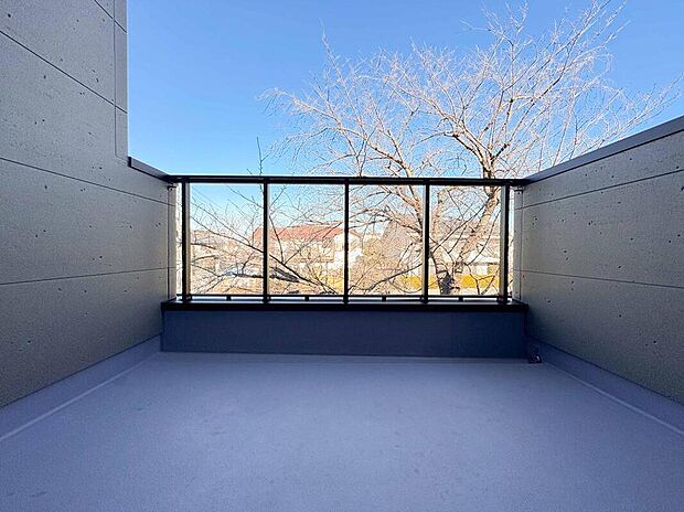 【バルコニー】家事や趣味の時間を快適にする、使い勝手を考えた実用的なバルコニーです。