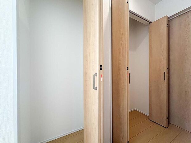 【収納】散らかりがちな荷物をすべて収納へ。居住スペースにはお気に入りの家具だけを置き、部屋をスッキリ見せみせることができます。