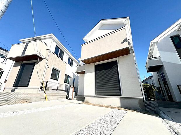 【現地外観写真】街並みに調和しながらも、凛とした存在感を放つモダンな佇まい。シンプルを極めた洗練されたデザインが、上質な日常を予感させ、家族の新しい物語をここから紡ぎ始めます。