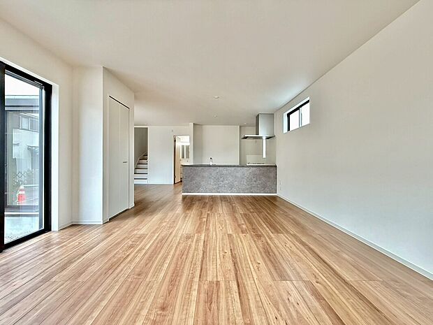 【リビング】お洒落な木目の風合いが柔らかな陽光に照らされ、何とも言えない高級感を生み出します。造りこんだ空間演出の妙が生み出す光と質のハーモニーはこの住宅のクオリティの良さを実感させてくれます。