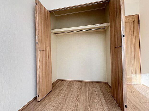 【収納】収納スペースがしっかり確保されており、衣類や荷物をすっきり整理できます。