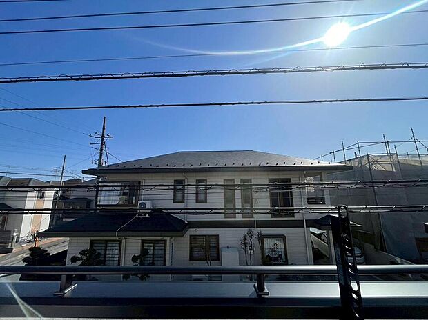 【住戸からの眺望写真】バルコニーからは建物に邪魔されない、広々とした青空が臨めます