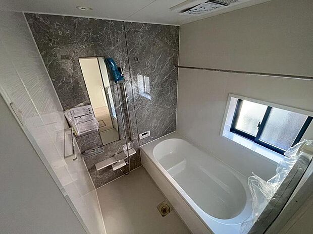 【浴室】窓のついた浴室はこもった空気もすぐ換気できます