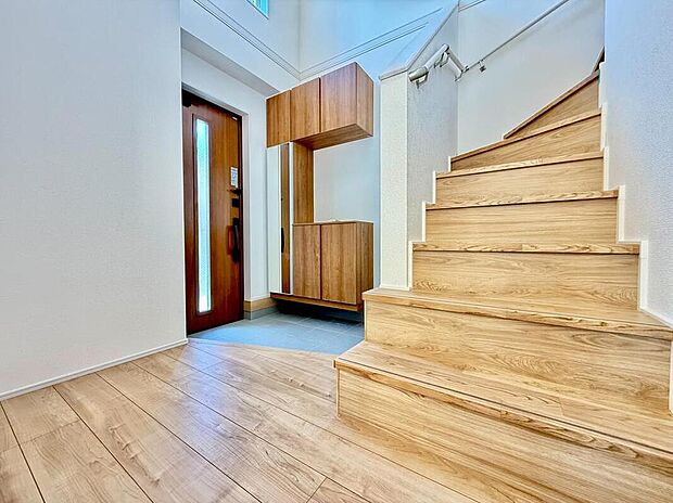 【玄関】いつも穏やかな空間であることが必然。爽やかな通風と採光を存分に感じる事が出来る吹き抜けのある玄関です。