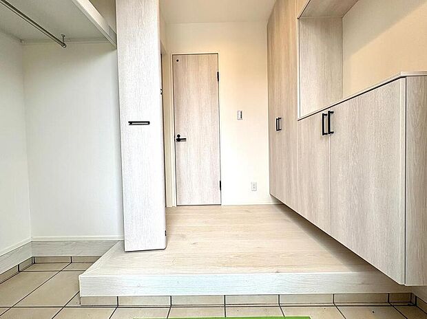 【玄関】家族が毎日使う場所だからこそ、動線や収納がしっかり整った設計になっています。
