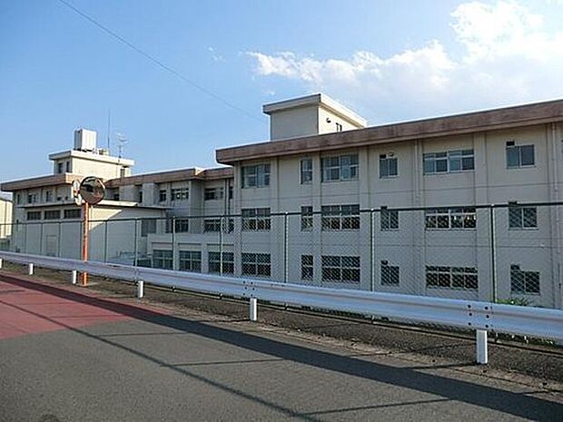 綾瀬市立北の台中学校(約850m)