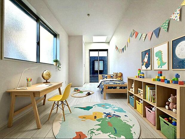 【リビング以外の居室】二面採光で風通しが良く、日中も明るく快適に過ごせるお部屋です。窓からの光が柔らかく、日中も電気をつけずに過ごしやすい明るさがあります。※実際の室内写真をもとに、家具などの配置例をCG合成しております