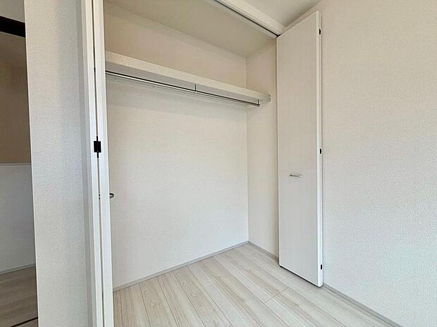 【収納】全居室に収納を完備♪洋服や荷物をすっきりしまえるため、お部屋を最大限広く使えます。